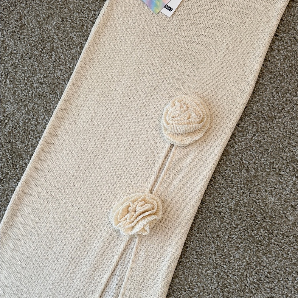 Cream Knit Halter Top with Flower Detail - Picture 4 of 6